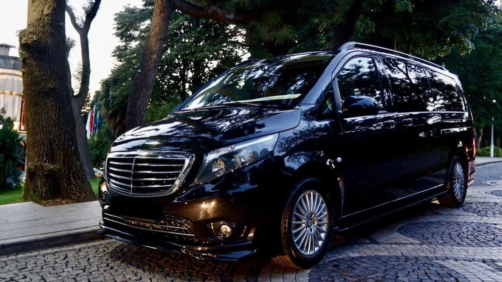 Lüks Mercedes Vito VIP transfer aracı Marmaris’te, otel çevresinde müşteri beklerken – özel şoförlü havalimanı transfer