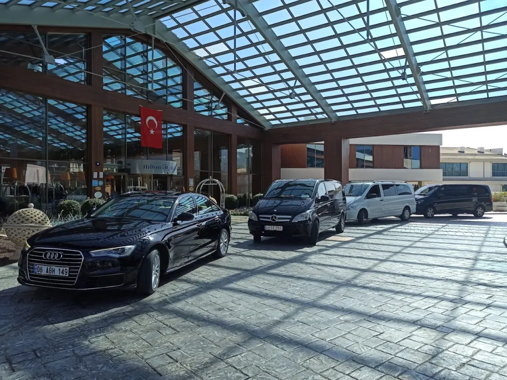 Hilton Dalaman Resort girişi önünde park halinde lüks transfer araçları ve Audi A6 – havalimanı ve otel arası VIP ulaşı