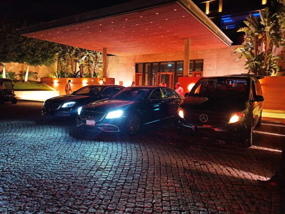 Akşam saatlerinde D Maris Bay otel önünde lüks Mercedes araçlar – Marmaris’te gece transferi ve özel şoför hizmeti.